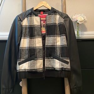 Black & Whit Plaid zip up w leather sleeves and collar Jacket